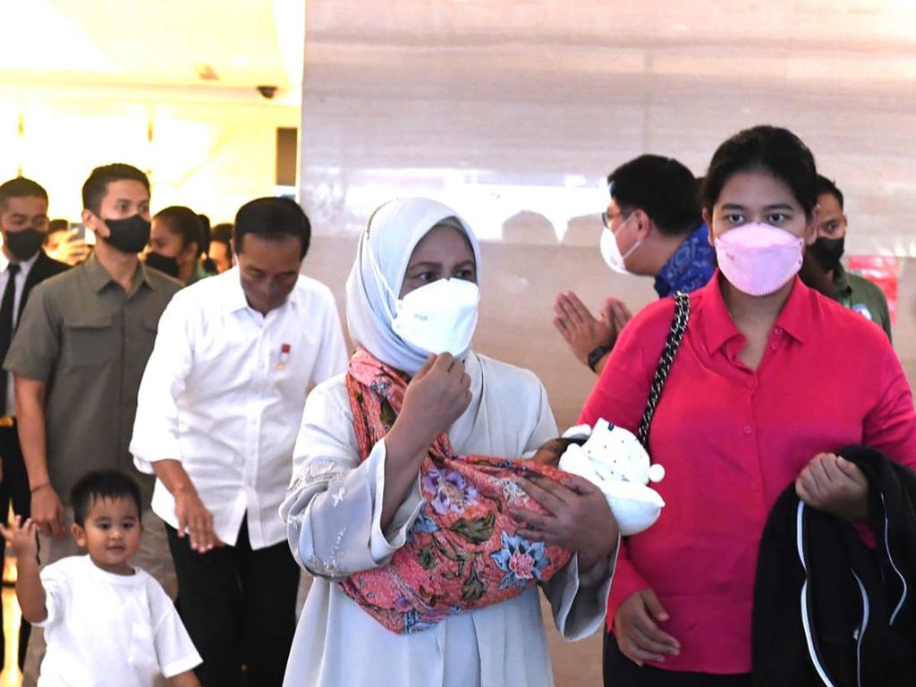 Potret Ibu Negara Iriana Jokowi Gendong Cucu Kelima Pakai Jarik