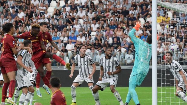 TURIN, ITALY - AUGUST 27: AS Roma player Tammy Abraham scores the goal during the Serie A match between Juventus and AS Roma at Allianz Stadium on August 27, 2022 in Turin, Italy. (Photo by Luciano Rossi/AS Roma via Getty Images)