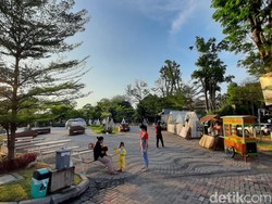 Santai Nyeruput Wedang Sambil Nikmati Keroncong di Cafe Tenda