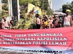 Kemeriahan Karnaval Warga Peringati HUT RI di Surabaya Usung Dukungan Polri