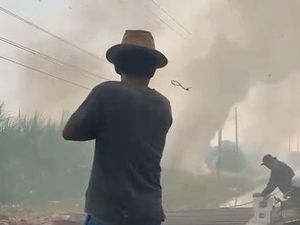 Kebakaran Lahan Tebu di Dekat Permukiman Sidoarjo Padam Kebakaran Lahan Tebu di Dekat Permukiman Sidoarjo Padam
