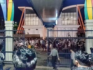 Antarsuporter Ricuh Usai Laga Persikab Vs PSIM, Batu Berterbangan!