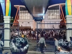 Antarsuporter Ricuh Usai Laga Persikab Vs PSIM, Batu Berterbangan!