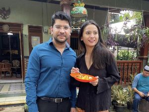 Keseruan Acha Septriasa Saat Makan di Lokasi Film Mumun