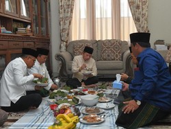 Ketum PPP Sowan-Sarapan Bareng Ketua Majelis Syariah PPP di Cirebon