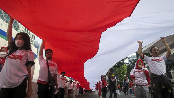Wow! Bendera Merah Putih 1.700 Meter Membentang dari Monas-Bundaran HI