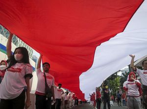 Wow! Bendera Merah Putih 1.700 Meter Membentang dari Monas-Bundaran HI