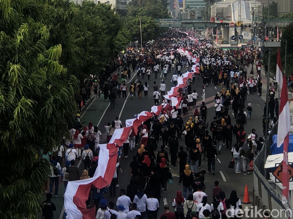 Penampakan Merah Putih 1,7 Km yang Dikibarkan dari Istana ke Bundaran HI