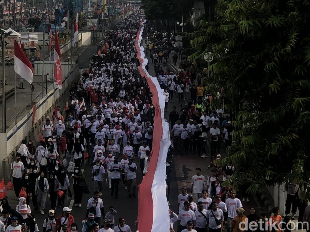 Disaksikan Jokowi, Bendera 1,7 Km Membentang dari Istana-Bundaran HI