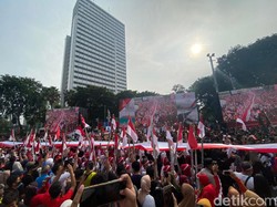Sorak-sorai Warga Sambut Kedatangan Kirab Merah Putih di Bundaran HI