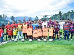 Persib Legend Berbagai Bola dan Rompi Bareng Komunitas