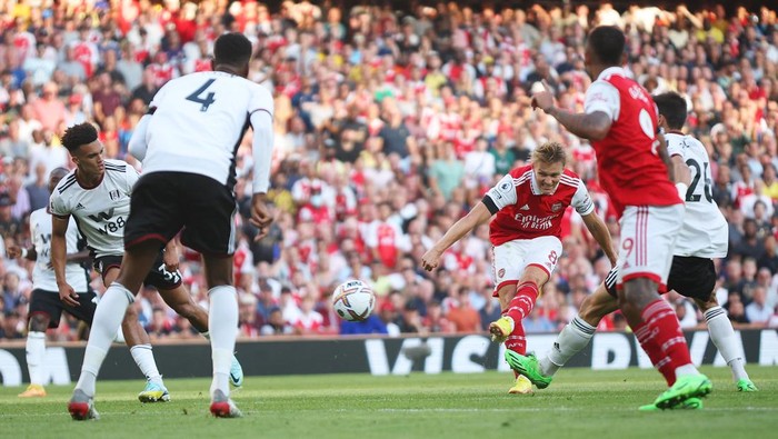 LONDON, ENGLAND - AUGUST 27: Martin Odegaard of Arsenal has a shot on goal during the Premier League match between Arsenal FC and Fulham FC at Emirates Stadium on August 27, 2022 in London, England. (Photo by Eddie Keogh/Getty Images)