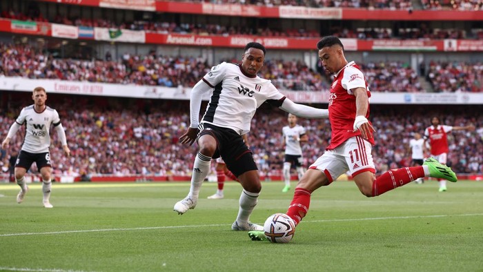 LONDON, ENGLAND - AUGUST 27: Gabriel Martinelli of Arsenal battles for possession with Kenny Tete of Fulham  during the Premier League match between Arsenal FC and Fulham FC at Emirates Stadium on August 27, 2022 in London, England. (Photo by Paul Harding/Getty Images)
