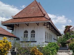 Mengunjungi Makam Pujangga Ronggowarsito Klaten, Dihuni Ribuan Kelelawar Mengunjungi Makam Pujangga Ronggowarsito Klaten, Dihuni Ribuan Kelelawar