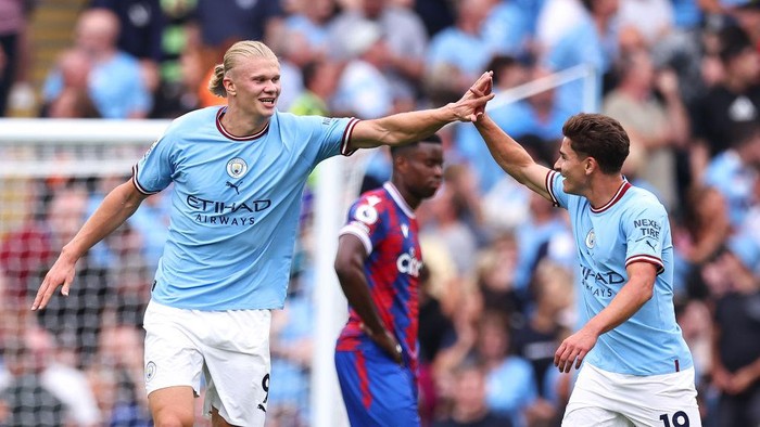 MANCHESTER, ENGLAND - AUGUST 27: Erling Haaland of Manchester City celebrates after scoring a goal to make it 3-2 during the Premier League match between Manchester City and Crystal Palace at Etihad Stadium on August 27, 2022 in Manchester, United Kingdom. (Photo by Robbie Jay Barratt - AMA/Getty Images)