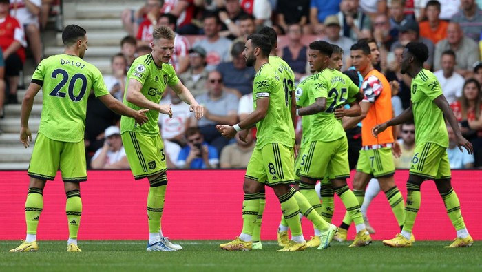 SOUTHAMPTON, ENGLAND - AUGUST 27: Bruno Fernandes of Manchester United celebrates after scoring their teams first goal with teammates during the Premier League match between Southampton FC and Manchester United at Friends Provident St. Marys Stadium on August 27, 2022 in Southampton, England. (Photo by Steve Bardens/Getty Images)