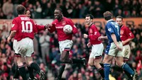 Manchester United menjadi tim Premier League pertama yang menang 9-0. Pada 4 Maret 1995, Andy Cole mencetak lima gol saat MU melumat habis Ipswich Town. Foto: Hulton Archive/Getty Images