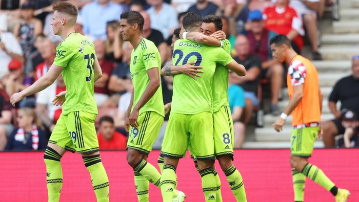 SOUTHAMPTON, ENGLAND - AUGUST 27: Bruno Fernandes of Manchester United celebrates after scoring their teams first goal with teammates during the Premier League match between Southampton FC and Manchester United at Friends Provident St. Marys Stadium on August 27, 2022 in Southampton, England. (Photo by Manchester United/Manchester United via Getty Images)