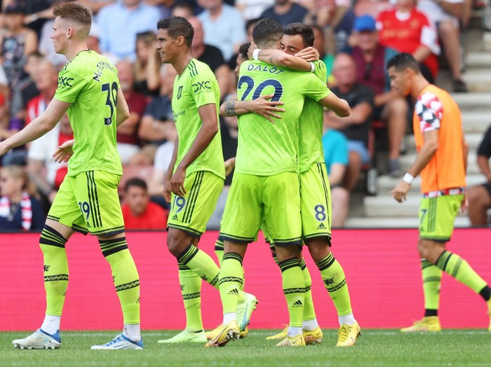 SOUTHAMPTON, ENGLAND - AUGUST 27: Bruno Fernandes of Manchester United celebrates after scoring their teams first goal with teammates during the Premier League match between Southampton FC and Manchester United at Friends Provident St. Marys Stadium on August 27, 2022 in Southampton, England. (Photo by Manchester United/Manchester United via Getty Images)
