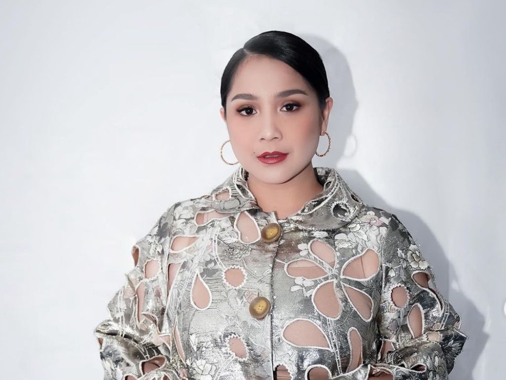 Gaya Nagita Slavina Pakai Dress Bolong-bolong, Netizen: Mahal Banget Auranya
