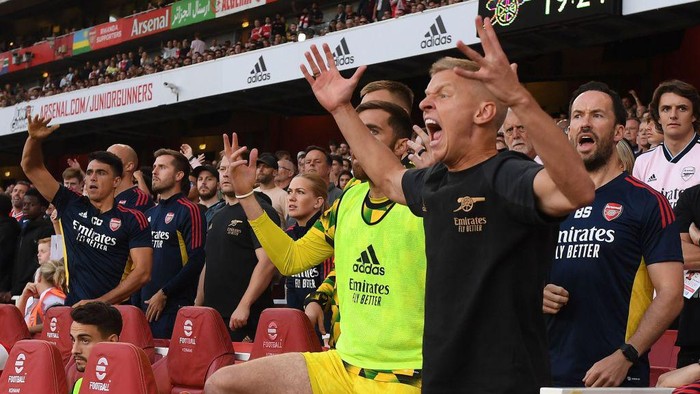 LONDON, ENGLAND - AUGUST 27: Oleksandr Zinchenko celebrates Arsenals win after the Premier League match between Arsenal FC and Fulham FC at Emirates Stadium on August 27, 2022 in London, England. (Photo by Stuart MacFarlane/Arsenal FC via Getty Images)