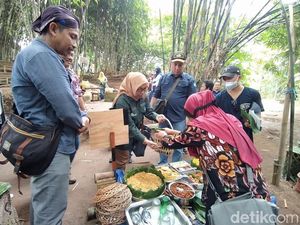 Seru! Jajan Wajik hingga Buntil di Pasar Tegalan Borobudur Seru! Jajan Wajik hingga Buntil di Pasar Tegalan Borobudur