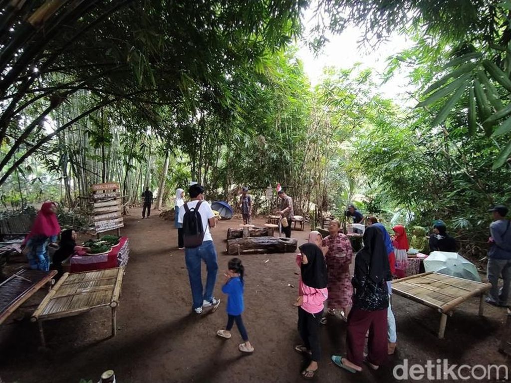 Mencicipi Jajanan Jadul di Pasar Tegalan Borobudur
