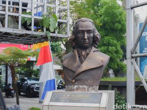 HW Daendels Sejajar dengan Soekarno di Titik 0 KM Bandung HW Daendels Sejajar dengan Soekarno di Titik 0 KM Bandung