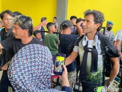 Saat Warga Parepare Berebut Selfie dengan Pemain-Pelatih Persib Bandung