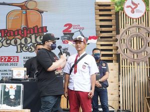 Curi Perhatian, Scooterist Ini Dapat Helm Bersejarah Bupati Kediri