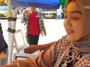 Sambil Kuliah, Wanita Cantik Ini Bantu Pamannya Jualan Pentol