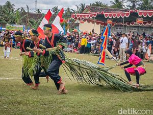 Melihat Keseruan Lomba Nglarak Blarak Khas Kulon Progo