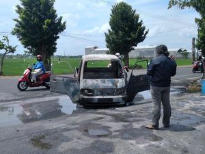 Sebuah Pikap Ludes Terbakar di SPBU Tulungagung, Diduga Korsleting Sebuah Pikap Ludes Terbakar di SPBU Tulungagung, Diduga Korsleting