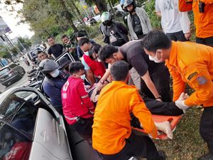 Seorang Pria Meninggal Mendadak saat Mengemudi Mobil di HR Muhammad Surabaya Seorang Pria Meninggal Mendadak saat Mengemudi Mobil di HR Muhammad Surabaya