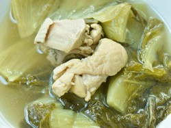 3 Resep Sup Sawi Asin Berkuah Asam Gurih dengan Bumbu Sederhana