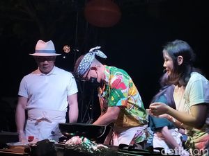 Momen Ridwan Kamil dan Sandiaga Uno Masak Bareng di Keuken 2022 Momen Ridwan Kamil dan Sandiaga Uno Masak Bareng di Keuken 2022