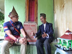 Sandiaga Uno Beri Alat Semprot Pestisida ke Sepuh di Pulau Pahawang