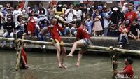 Seru Gaes! Gebuk Bantal dan Meniti Bambu di Atas Sungai
