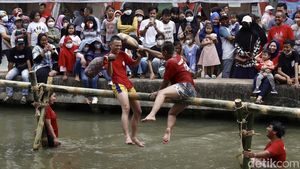 Seru Gaes! Gebuk Bantal dan Meniti Bambu di Atas Sungai
