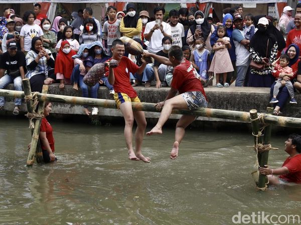 Seru Gaes! Gebuk Bantal dan Meniti Bambu di Atas Sungai