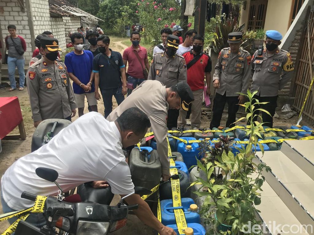 Polisi Ungkap Penimbunan Ribuan Liter Solar Subsidi di Rembang