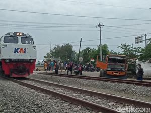 Truk Semen Vs Kereta Barang di Grobogan, Dua KA Sempat Tertahan Truk Semen Vs Kereta Barang di Grobogan, Dua KA Sempat Tertahan