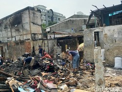 Dibantu Petugas PPSU, Warga Bersihkan Puing Reruntuhan Kebakaran Simprug