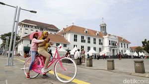 Warga Menikmati Wajah Baru Kota Tua