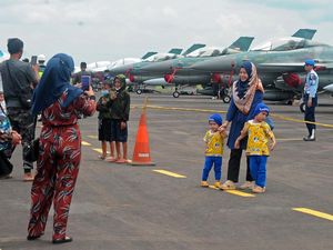 Warga Serbu Pameran Pesawat Tempur di Palembang Warga Serbu Pameran Pesawat Tempur di Palembang