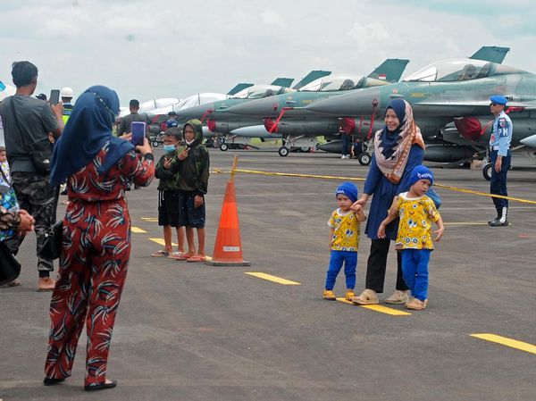 Warga Serbu Pameran Pesawat Tempur di Palembang