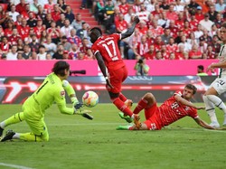 Serangan demi serangan Bayern, yang ketinggalan lebih dulu dari Gladbach, terus dipatahkan Sommer. Foto: Corbis via Getty Images/Stefan Matzke - sampics