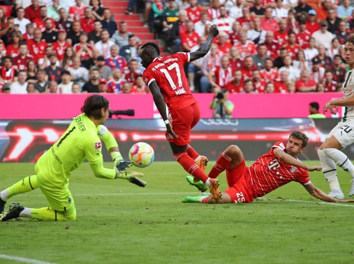 MUNICH, GERMANY - AUGUST 27: Yann Sommer of Borussia  Moenchengladbach vies with Sadio Mane of Bayern Muenchen and Thomas Mueller of Bayern Muenchen during the Bundesliga match between FC Bayern München and Borussia Mönchengladbach at Allianz Arena on August 27, 2022 in Munich, Germany. (Photo by Stefan Matzke - sampics/Corbis via Getty Images)
