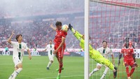 11 dari 19 penyelamatan Sommer dilakukan lewat aksi-aksi di dalam kotak penalti. Foto: Getty Images/Alexander Hassenstein