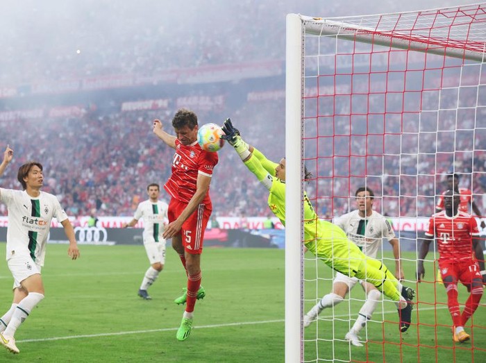 MUNICH, GERMANY - AUGUST 27: Thomas Muller of Bayern Munich shoots while under pressure from Yann Sommer of Borussia Monchengladbach during the Bundesliga match between FC Bayern München and Borussia Mönchengladbach at Allianz Arena on August 27, 2022 in Munich, Germany. (Photo by Alexander Hassenstein/Getty Images)